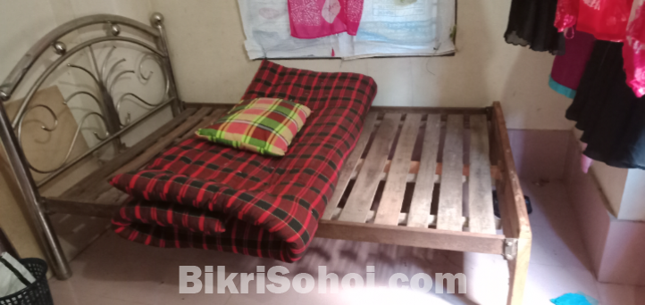 ৪.৫'×৭' স্টিলের বেড, ৫.৫'×৭.৫' তোষক, ১টি বালিশ বিক্রি হবে